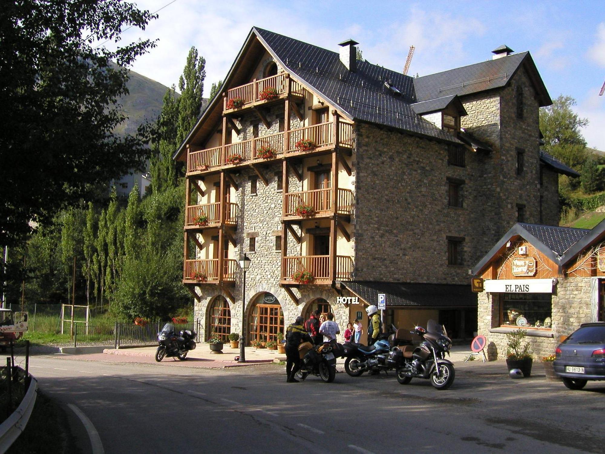 Hotel Bocale Sallent De Gallego Bagian luar foto