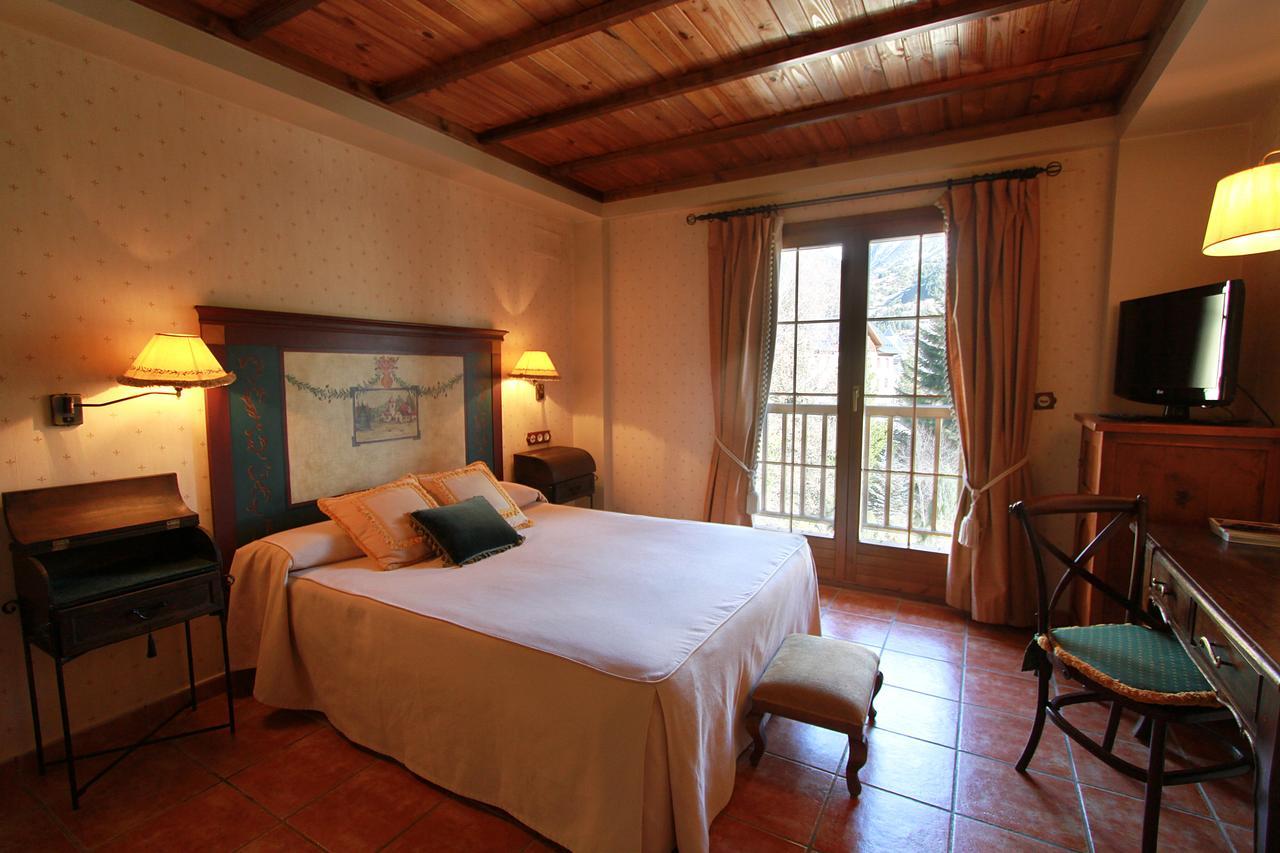 Hotel Bocale Sallent De Gallego Bagian luar foto