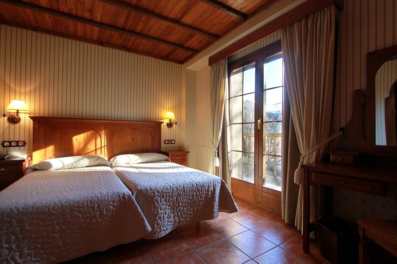 Hotel Bocale Sallent De Gallego Bagian luar foto