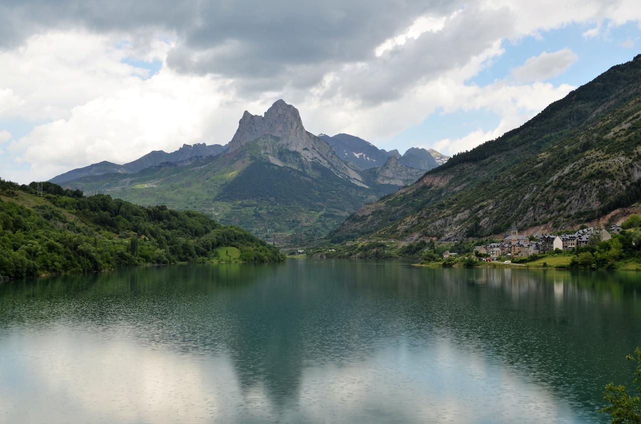 Hotel Bocale Sallent De Gallego Bagian luar foto