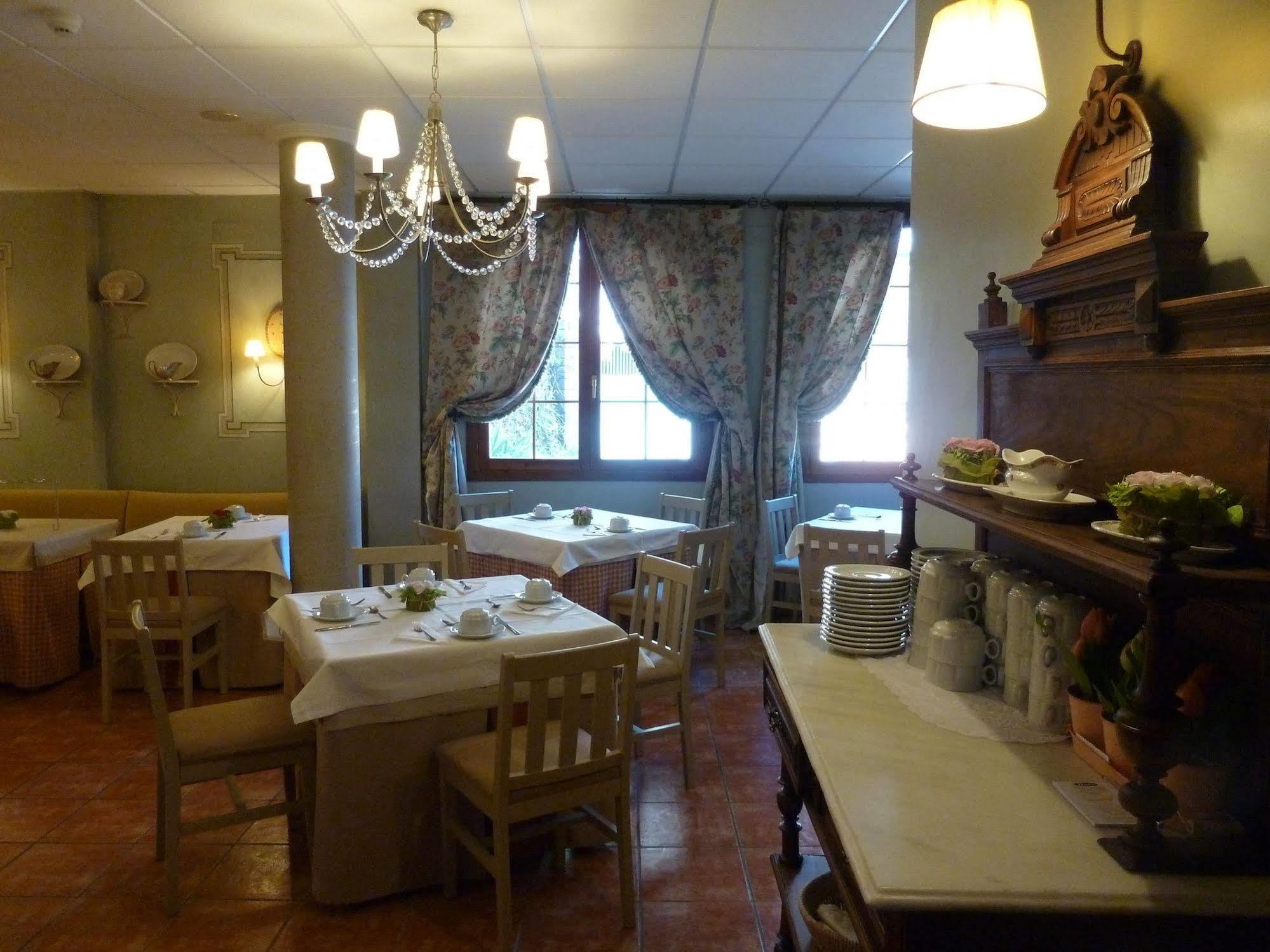 Hotel Bocale Sallent De Gallego Bagian luar foto