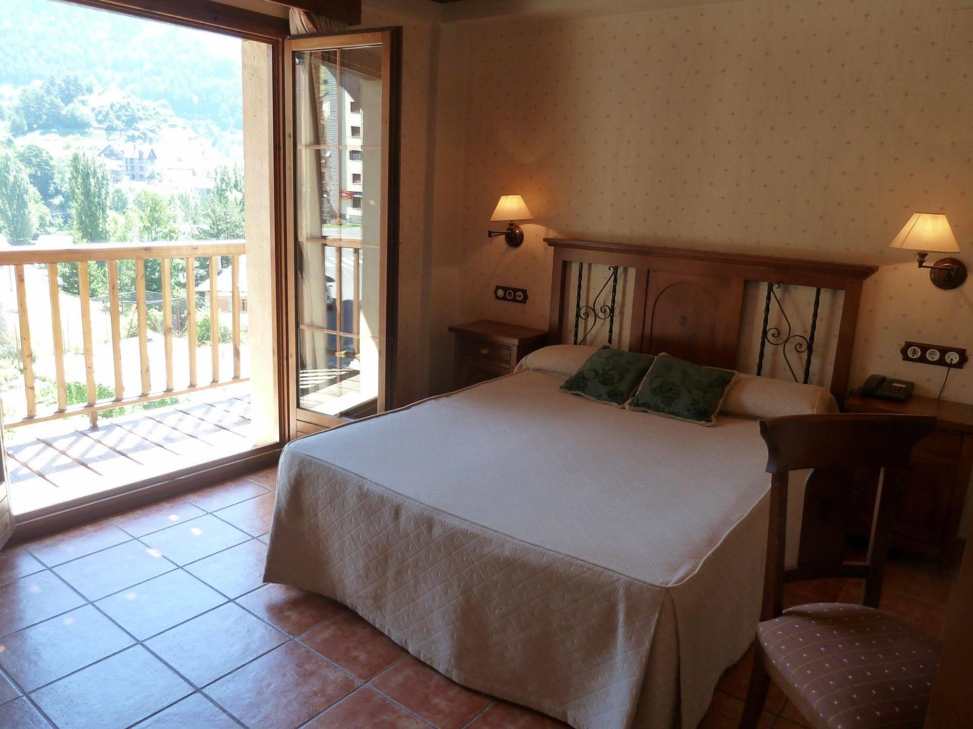Hotel Bocale Sallent De Gallego Bagian luar foto