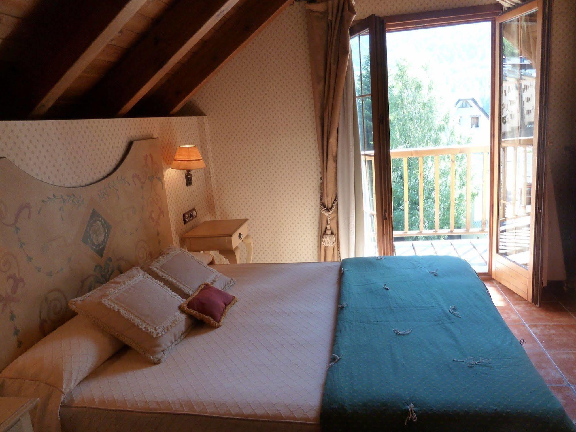 Hotel Bocale Sallent De Gallego Bagian luar foto